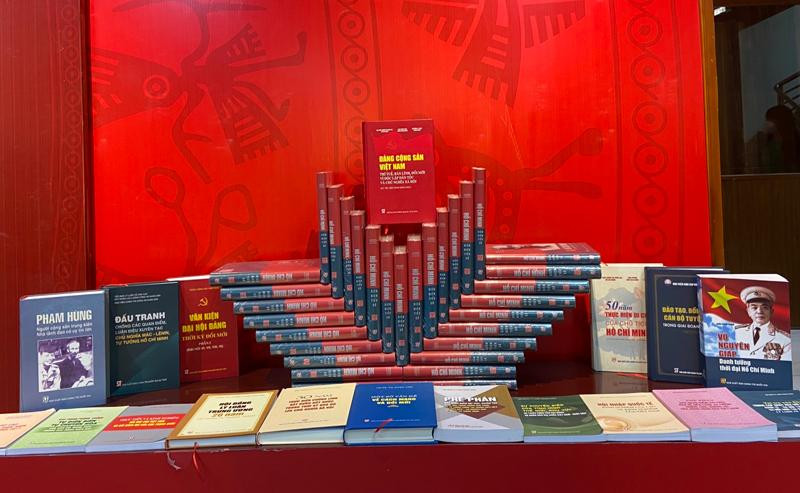 Một góc trưng bày sách lý luận chính trị. Một góc trưng bày sách lý luận chính trị.