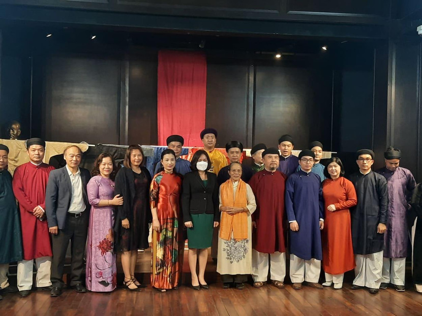 Đại diện các bảo tàng và thành viên CLB Đình làng Việt chụp ảnh lưu niệm Đại diện các bảo tàng và thành viên CLB Đình làng Việt chụp ảnh lưu niệm