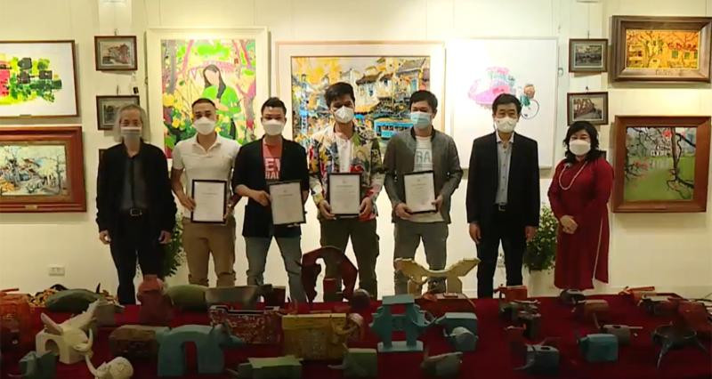 Ban tổ chức trao giải cho các tác giả đoạt giải Ba và giải Nhì. Tác giả đoạt giải Nhất không tới tham dự do dịch bệnh.