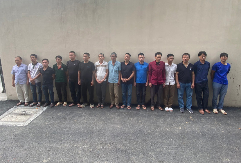 Ổ nhóm này lợi dụng lễ hội làng để rủ nhau đánh bạc dưới hình thức "xóc đĩa" Ổ nhóm này lợi dụng lễ hội làng để rủ nhau đánh bạc dưới hình thức "xóc đĩa"