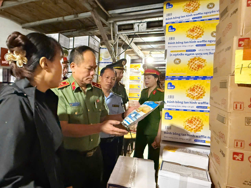 Trung tướng Nguyễn Thanh Tùng - Giám đốc CATP Hà Nội trực tiếp kiểm tra hoạt động sản xuất, kinh doanh tại làng nghề La Phù, xã An Khánh (tháng 10-2025)