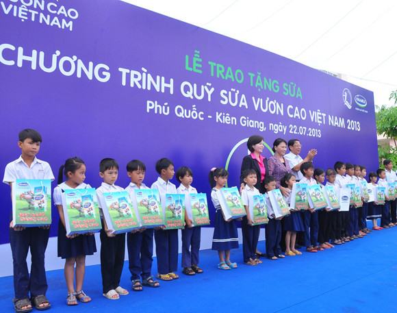 Bà Nguyễn Thị Kim Ngân, Ủy viên Bộ Chính trị - Phó Chủ tịch Quốc hội và Bà Bùi Thị Hương – Giám đốc đối ngoại Vinamilk trao tặng sữa cho trẻ em nghèo tại huyện đảo Phú Quốc