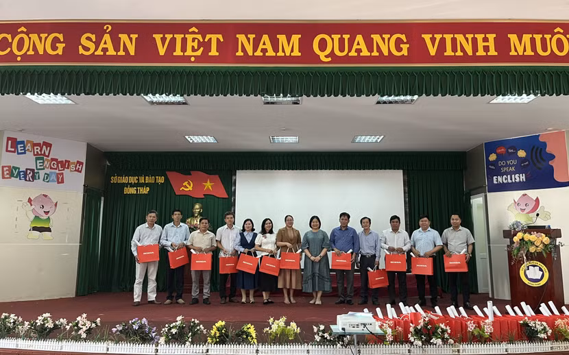 Đại diện BTC trao tài liệu phát động sân chơi đến các giáo viên