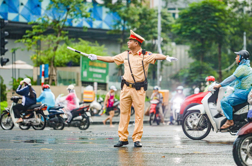 Việc phân làn kết hợp song song với tổ chức chỉ huy giao thông, một trong những biện pháp giảm xung đột giữa các loại phương tiện, nhất là trong giờ cao điểm Việc phân làn kết hợp song song với tổ chức chỉ huy giao thông, một trong những biện pháp giảm xung đột giữa các loại phương tiện, nhất là trong giờ cao điểm