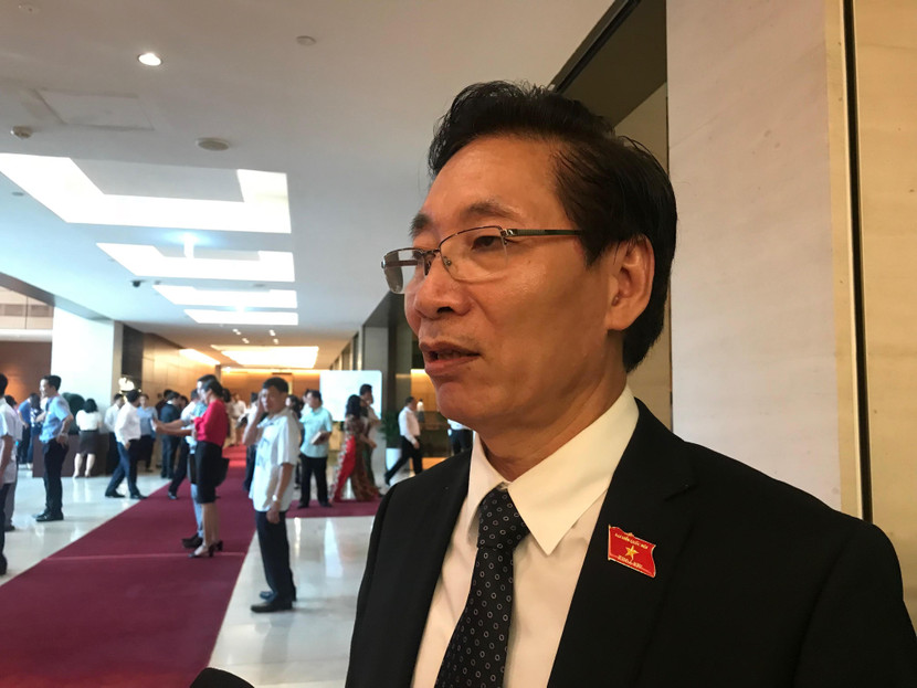 ĐBQH Nguyễn Chiến trả lời báo chí bên hành lang Quốc hội