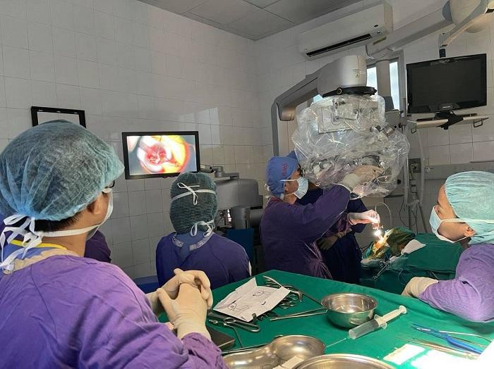 Ca mổ lấy dị vật được thực hiện dưới kính hiển vi, có sự phối hợp nhuần nhuyễn giữa các chuyên khoa