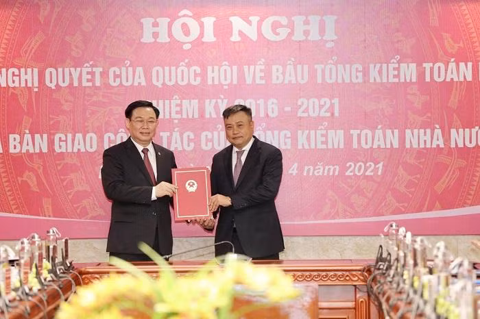 Chủ tịch Quốc hội Vương Đình Huệ trao Nghị quyết của Quốc hội cho đồng chí Trần Sỹ Thanh