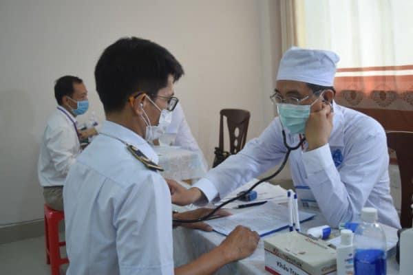 Khám sàng lọc để tiêm vaccine Covid-19 cho các đối tượng được ưu tiên Khám sàng lọc để tiêm vaccine Covid-19 cho các đối tượng được ưu tiên