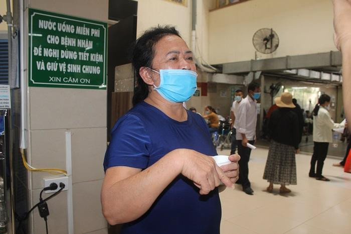 Một bệnh nhân quê Phú Thọ trao đổi với phóng viên An ninh Thủ đô tại khoa Khám bệnh Một bệnh nhân quê Phú Thọ trao đổi với phóng viên An ninh Thủ đô tại khoa Khám bệnh