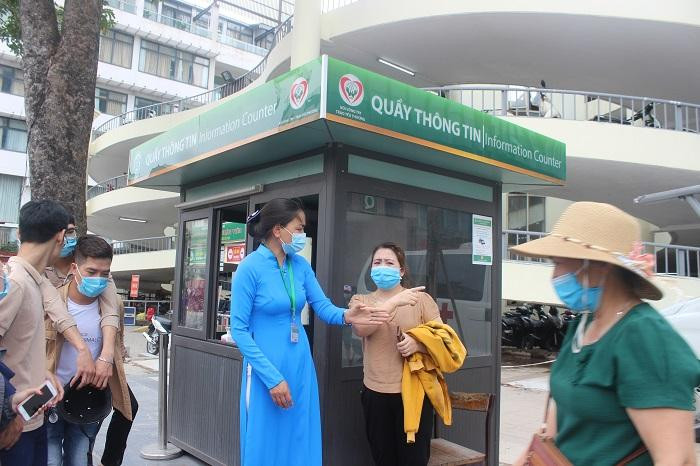 Bệnh viện Bạch Mai lập Đội hướng dẫn gồm hơn 50 người để hướng dẫn, hỗ trợ người bệnh Bệnh viện Bạch Mai lập Đội hướng dẫn gồm hơn 50 người để hướng dẫn, hỗ trợ người bệnh