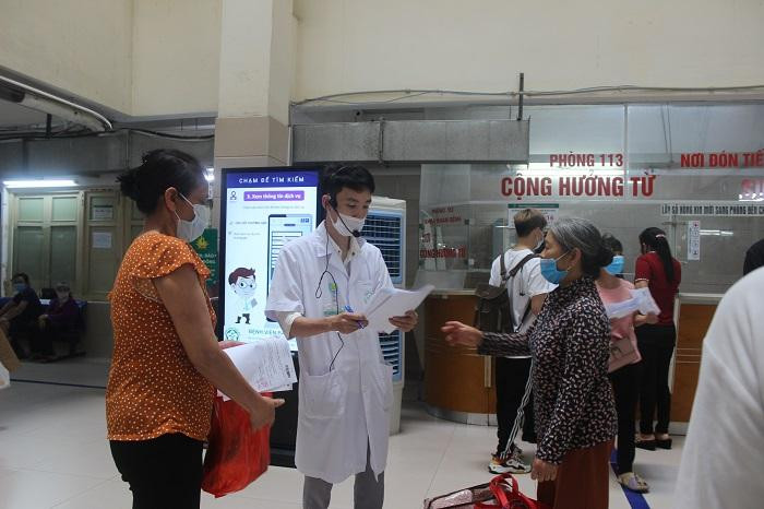 Cán bộ nhân viên Bệnh viện Bạch Mai vẫn đang nỗ lực phục vụ người bệnh Cán bộ nhân viên Bệnh viện Bạch Mai vẫn đang nỗ lực phục vụ người bệnh