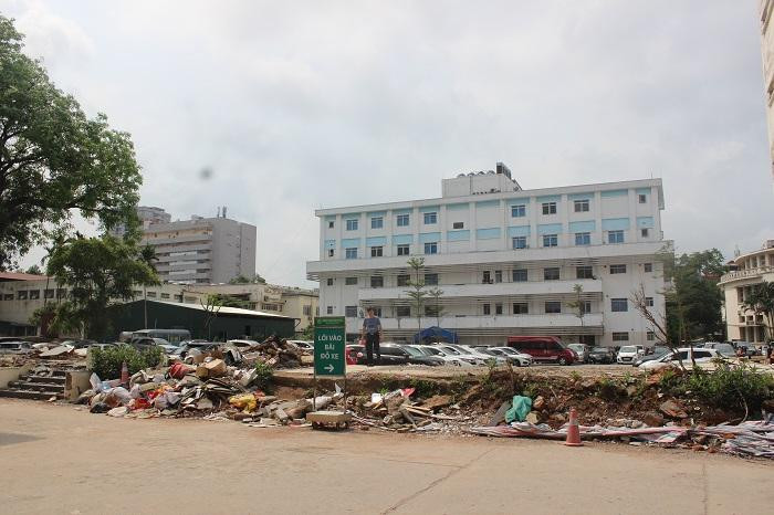 Khu vực nhà lưu trú dành cho người nhà bệnh nhân nghèo trước đây mới được đập dỡ, hiện là bãi đất trống Khu vực nhà lưu trú dành cho người nhà bệnh nhân nghèo trước đây mới được đập dỡ, hiện là bãi đất trống