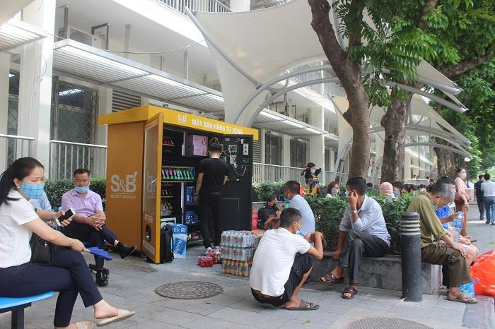 Khu vực bệnh nhân ngồi chờ bên ngoài sân bệnh viện được trang bị bạt che hiện đại, hệ thống cây bán hàng tự động được lắp đặt nhiều hơn Khu vực bệnh nhân ngồi chờ bên ngoài sân bệnh viện được trang bị bạt che hiện đại, hệ thống cây bán hàng tự động được lắp đặt nhiều hơn