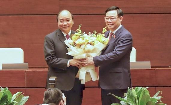 Chủ tịch Quốc hội Vương Đình Huệ tặng hoa chúc mừng đồng chí Nguyễn Xuân Phúc