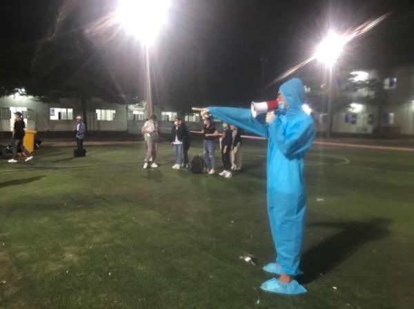 Lực lượng chức năng tiếp nhận người cách ly về từ Nhật Bản