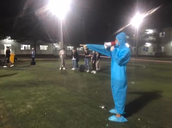 Lực lượng chức năng tiếp nhận người cách ly về từ Nhật Bản