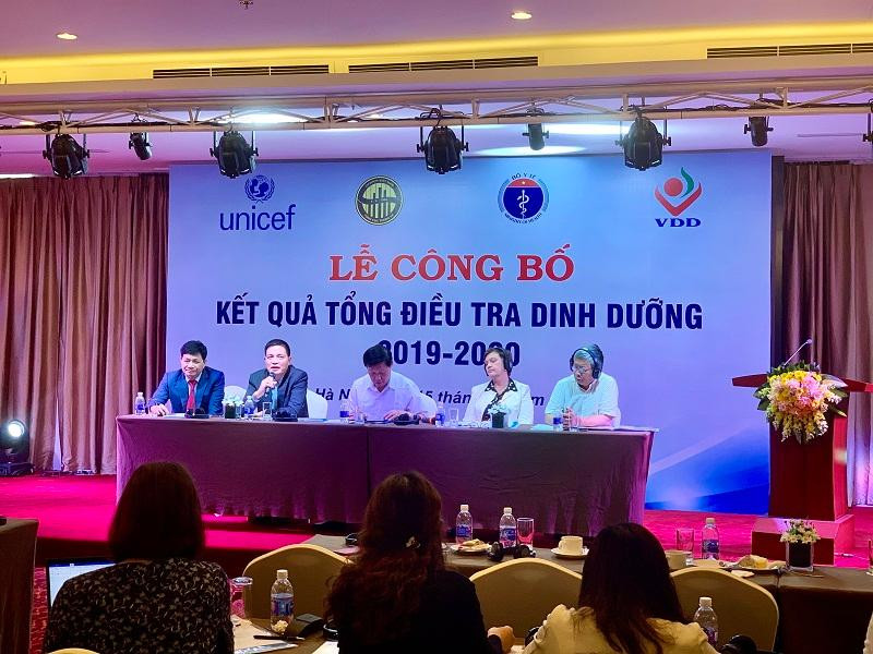 Đại diện Bộ Y tế, Viện Dinh dưỡng Quốc gia thông tin tại buổi lễ công bố Đại diện Bộ Y tế, Viện Dinh dưỡng Quốc gia thông tin tại buổi lễ công bố