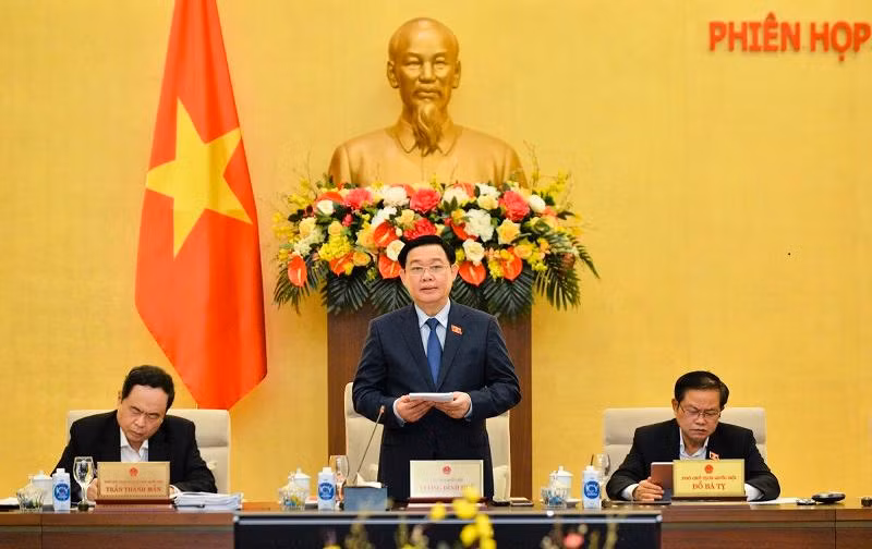 Chủ tịch Quốc hội Vương Đình Huệ phát biểu tại phiên họp sáng 27-4