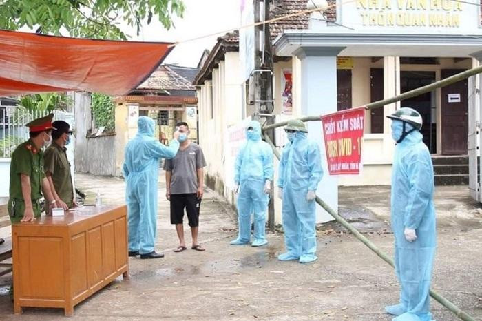 Kiểm soát người ra vào phòng dịch Covid-19 tại thôn Quan Nhân, xã Đạo Lý, huyện Lý Nhân Kiểm soát người ra vào phòng dịch Covid-19 tại thôn Quan Nhân, xã Đạo Lý, huyện Lý Nhân