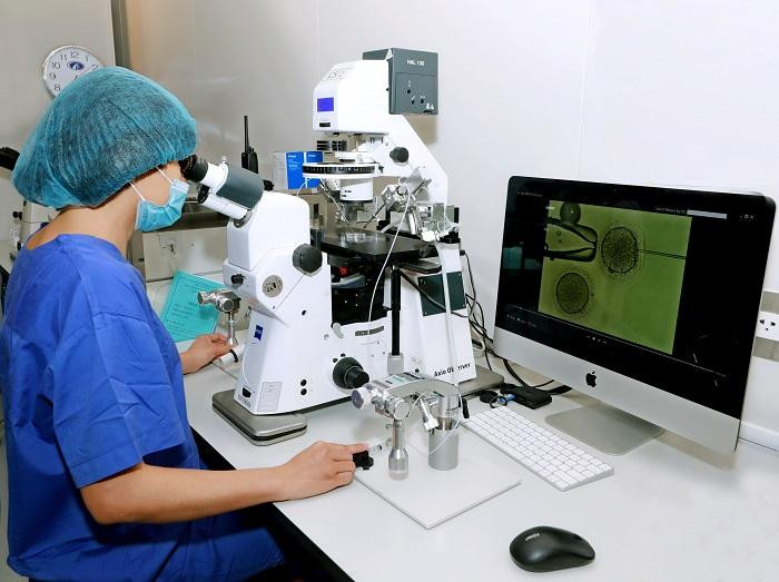 Thực hiện tiêm tinh trùng vào bào tương noãn trong thụ tinh ống nghiệm