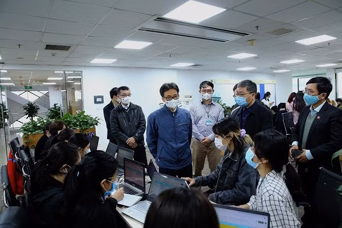 Phó Thủ tướng Vũ Đức Đam động viên các tình nguyện viên là sinh viên Trường đại học Y tế công cộng. Ảnh: VGP