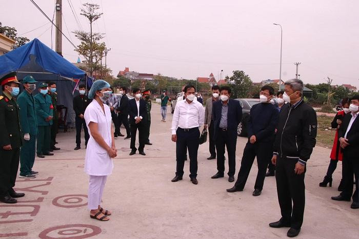 Thứ trưởng Bộ Y tế Nguyễn Trường Sơn kiểm tra tại một ổ dịch Covid-19 ở tỉnh Hải Dương Thứ trưởng Bộ Y tế Nguyễn Trường Sơn kiểm tra tại một ổ dịch Covid-19 ở tỉnh Hải Dương