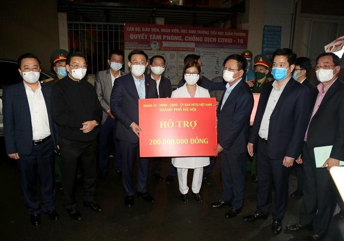 TP Hà Nội tặng quà và 200 triệu đồng để động viên các giáo viên, học sinh, phụ huynh học sinh đang thực hiện cách ly tại trường tiểu học Xuân Phương