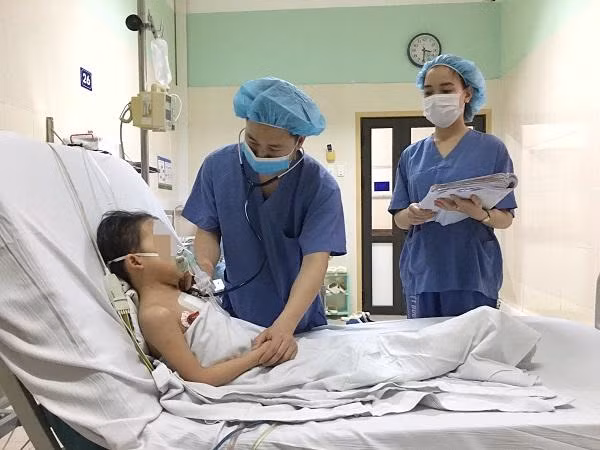 4 ngày sau ca ghép kỷ lục, bệnh nhi 7 tuổi đã có thể ngồi dậy