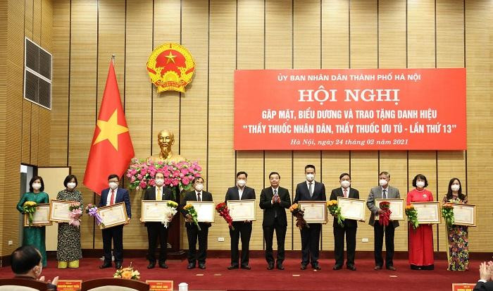 Chủ tịch UBND TP Hà Nội Chu Ngọc Anh trao danh hiệu Thầy thuốc Ưu tú cho các y bác sĩ