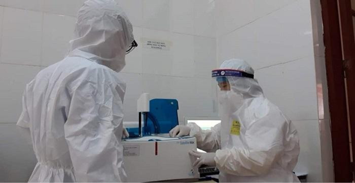 Hai vợ chồng bác sĩ cùng làm việc tại Trung tâm Y tế TP. Chí Linh (Hải Dương) trực Covid-19