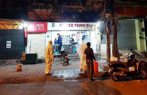 Lực lượng chức năng tiến hành phòng chống dịch bệnh Covid-19 ở quận Cầu Giấy