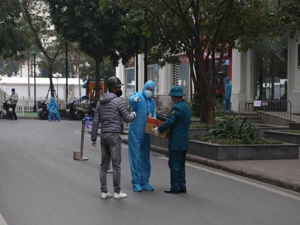 Lực lượng chức năng làm nhiệm vụ tại tòa nhà có bệnh nhân Covid-19 (Ảnh minh họa)