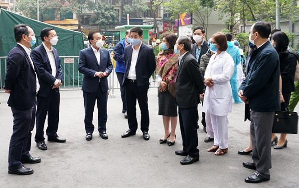 Phó Chủ tịch UBND thành phố Chử Xuân Dũng đi kiểm tra thực tế tại chung cư Garden Hill ngày 8-2