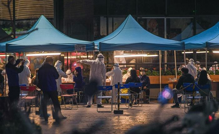 Lực lượng y tế lấy mẫu xét nghiệm cho toàn bộ dân cư sinh sống tại tòa chung cư 88 Láng Hạ Lực lượng y tế lấy mẫu xét nghiệm cho toàn bộ dân cư sinh sống tại tòa chung cư 88 Láng Hạ