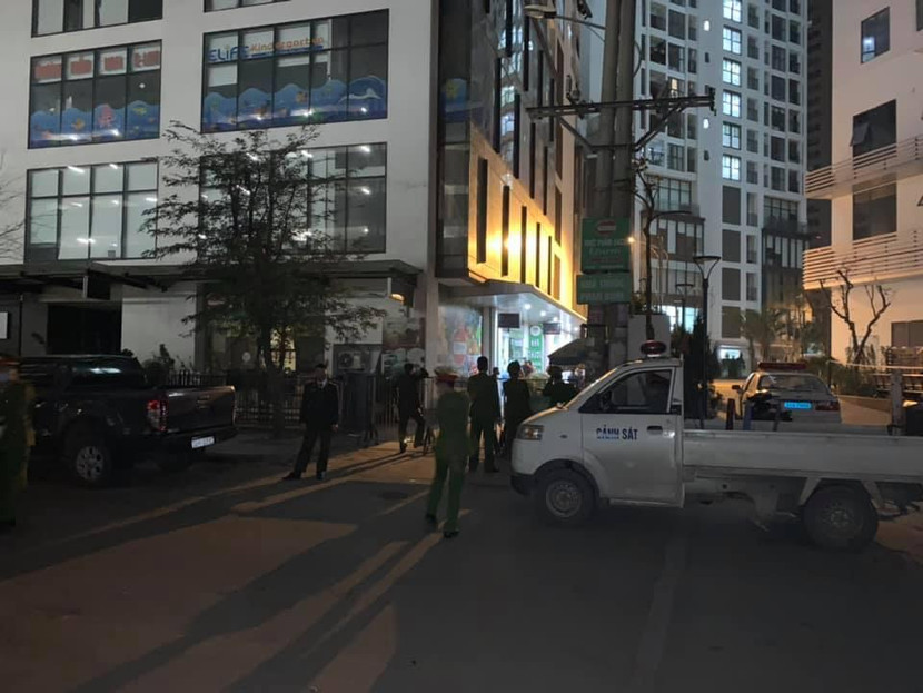 Lực lượng chức năng lập rào chắn cách ly y tế chung cư 99 Trần Bình