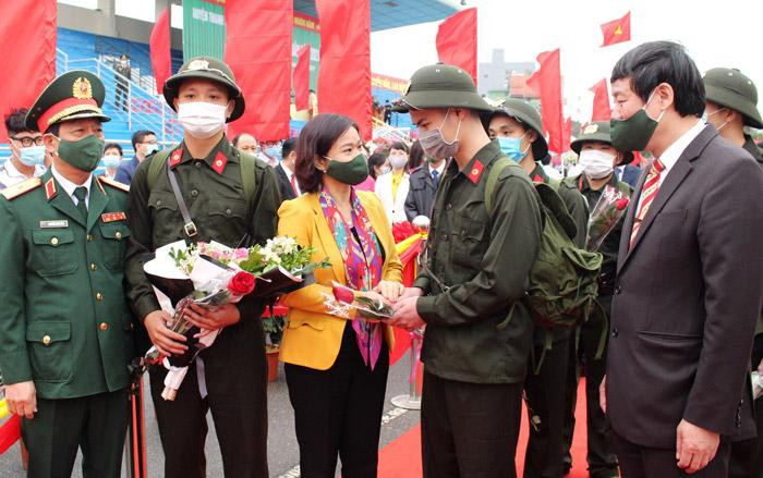 Phó Bí thư Thường trực Thành ủy Hà Nội Nguyễn Thị Tuyến động viên các tân binh huyện Thanh Trì Phó Bí thư Thường trực Thành ủy Hà Nội Nguyễn Thị Tuyến động viên các tân binh huyện Thanh Trì