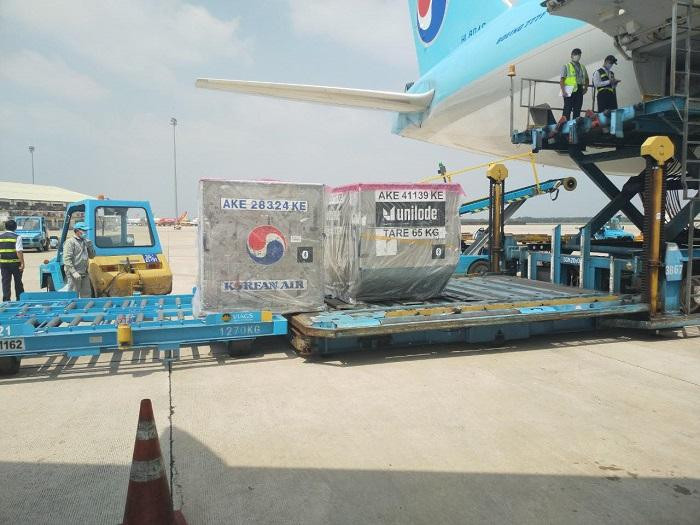 Lô vaccine Covid-19 đầu tiên về Việt Nam hôm 24/2 Lô vaccine Covid-19 đầu tiên về Việt Nam hôm 24/2