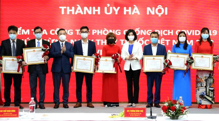 Phó Chủ tịch HĐND TP Phùng Thị Hồng Hà và Phó Chủ tịch UBND TP Chử Xuân Dũng trao Bằng khen cho các cá nhân