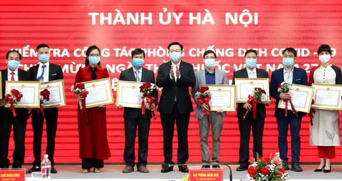 Bí thư Thành ủy trao Bằng khen cho các cá nhân có thành tích xuất sắc trong công tác phòng, chống dịch Covid-19