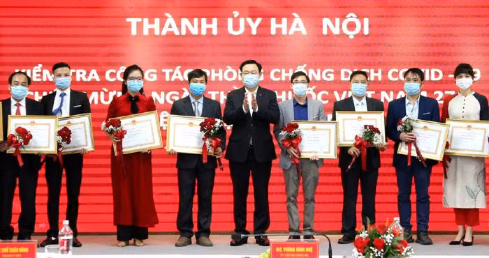 Bí thư Thành ủy trao Bằng khen cho các cá nhân có thành tích xuất sắc trong công tác phòng, chống dịch Covid-19