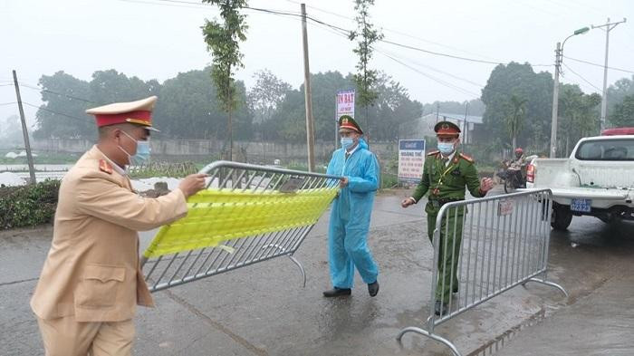 Lực lượng chức năng lập rào chắn, ngăn chặn người dân ra vào thôn Bạch Trữ (Tiến Thắng, Mê Linh) Lực lượng chức năng lập rào chắn, ngăn chặn người dân ra vào thôn Bạch Trữ (Tiến Thắng, Mê Linh)