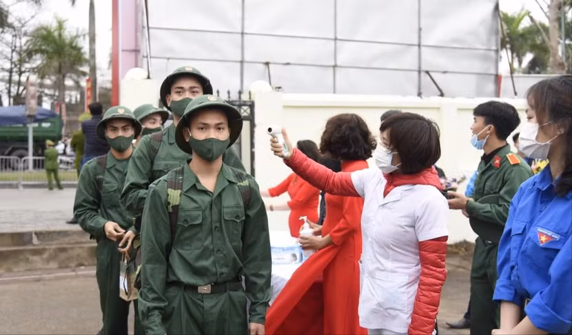 Thực hiện các biện pháp phòng, chống Covid-19 tại lễ giao nhận công dân nhập ngũ ở huyện Đông Anh