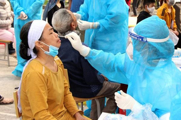 Lấy mẫu xét nghiệm Covid-19 cho người dân ở Hải Dương