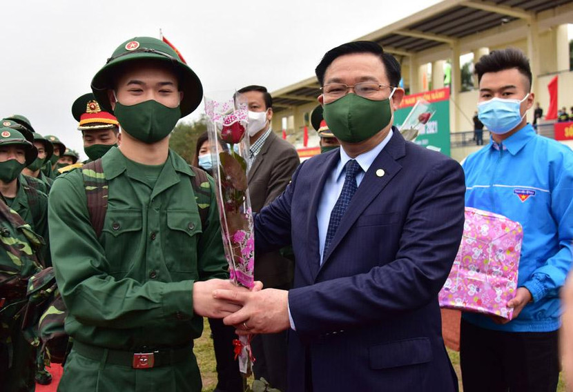 Bí thư Thành ủy Vương Đình Huệ tặng hoa chúc mừng tân binh Bí thư Thành ủy Vương Đình Huệ tặng hoa chúc mừng tân binh