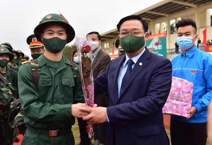 Bí thư Thành ủy Vương Đình Huệ tặng hoa chúc mừng tân binh