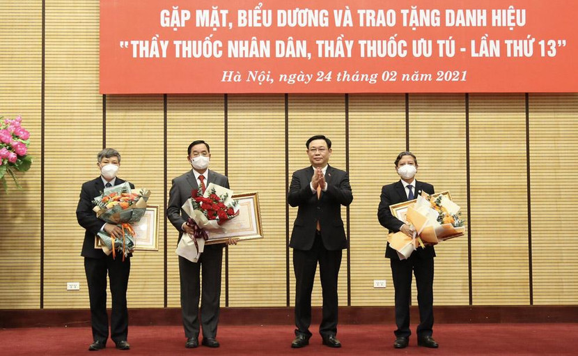 Bí thư Thành ủy Hà Nội Vương Đình Huệ trao danh hiệu "Thầy thuốc nhân dân" cho các cá nhân. Bí thư Thành ủy Hà Nội Vương Đình Huệ trao danh hiệu "Thầy thuốc nhân dân" cho các cá nhân.