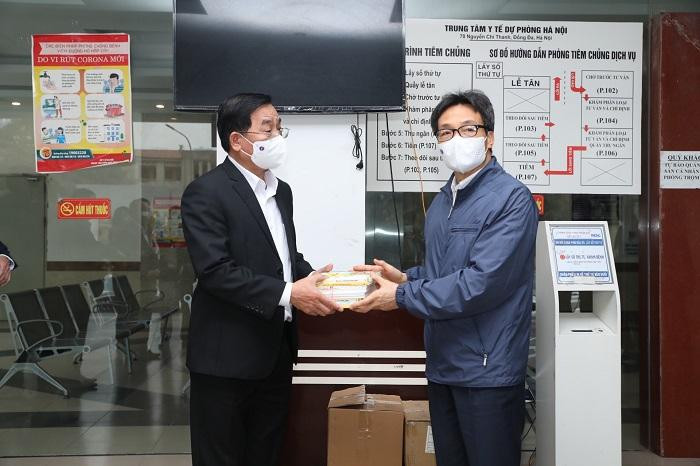 Phó Thủ tướng thông qua Sở Y tế Hà Nội gửi tặng sách cho các cháu học sinh đang thực hiện cách ly tại Trường Tiểu học Xuân Phương, quận Nam Từ Liêm.