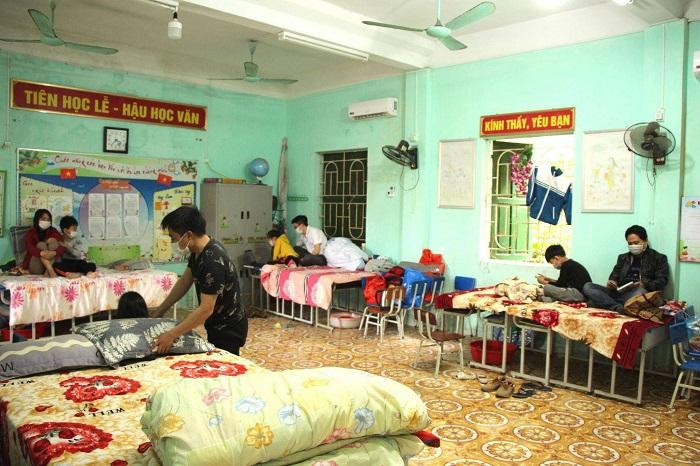 Hơn 100 học sinh, phụ huynh, giáo viên trường Tiểu học TT Lai Cách (Cẩm Giàng, Hải Dương) đang cách ly