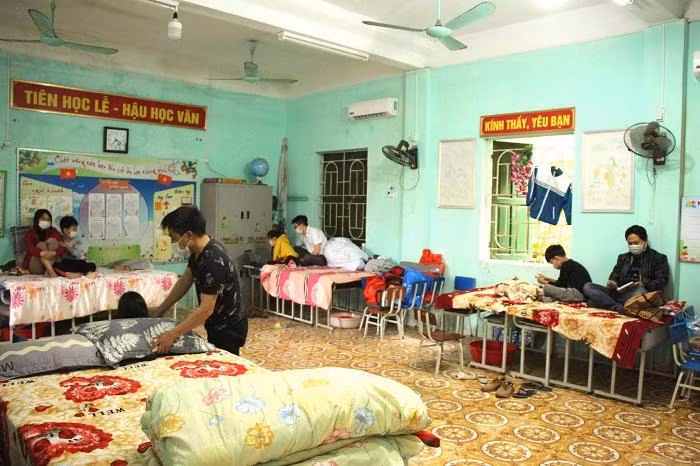 Hơn 100 học sinh, phụ huynh, giáo viên trường Tiểu học TT Lai Cách (Cẩm Giàng, Hải Dương) đang cách ly