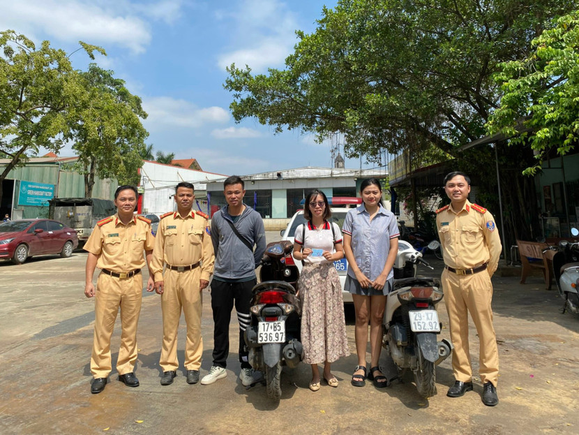 Cán bộ chiến sĩ Đội CSGT số 8 trao trả tài sản bị mất cho người dân Cán bộ chiến sĩ Đội CSGT số 8 trao trả tài sản bị mất cho người dân